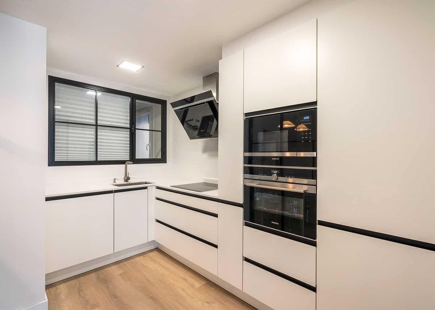 Cocina con tirador uñero negro y cerramiento - Imagen 7