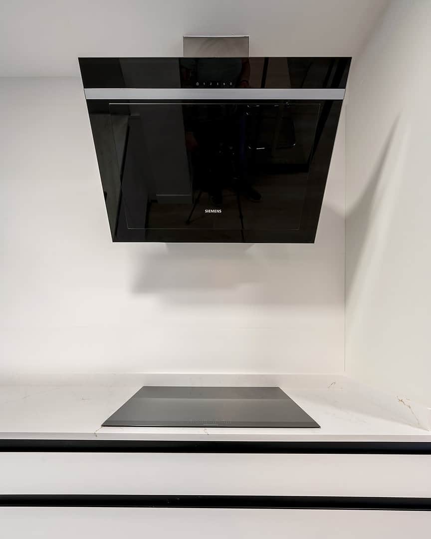 Cocina con tirador uñero negro y cerramiento - Imagen 8