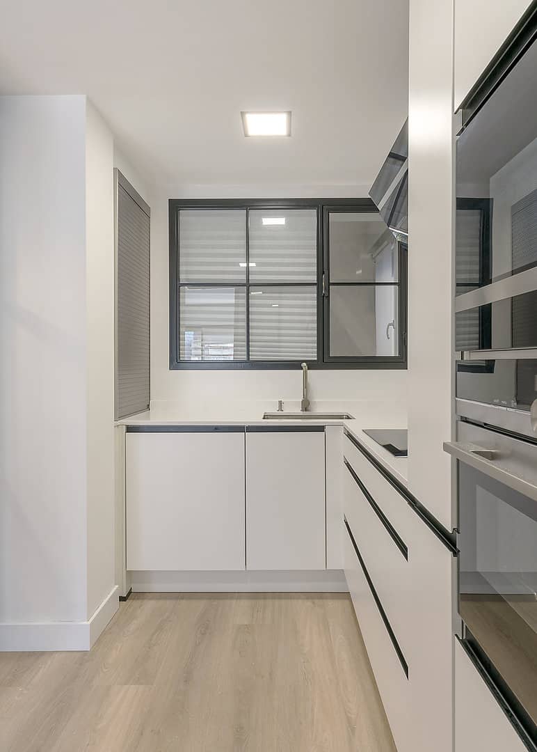 Cocina con tirador uñero negro y cerramiento - Imagen 9