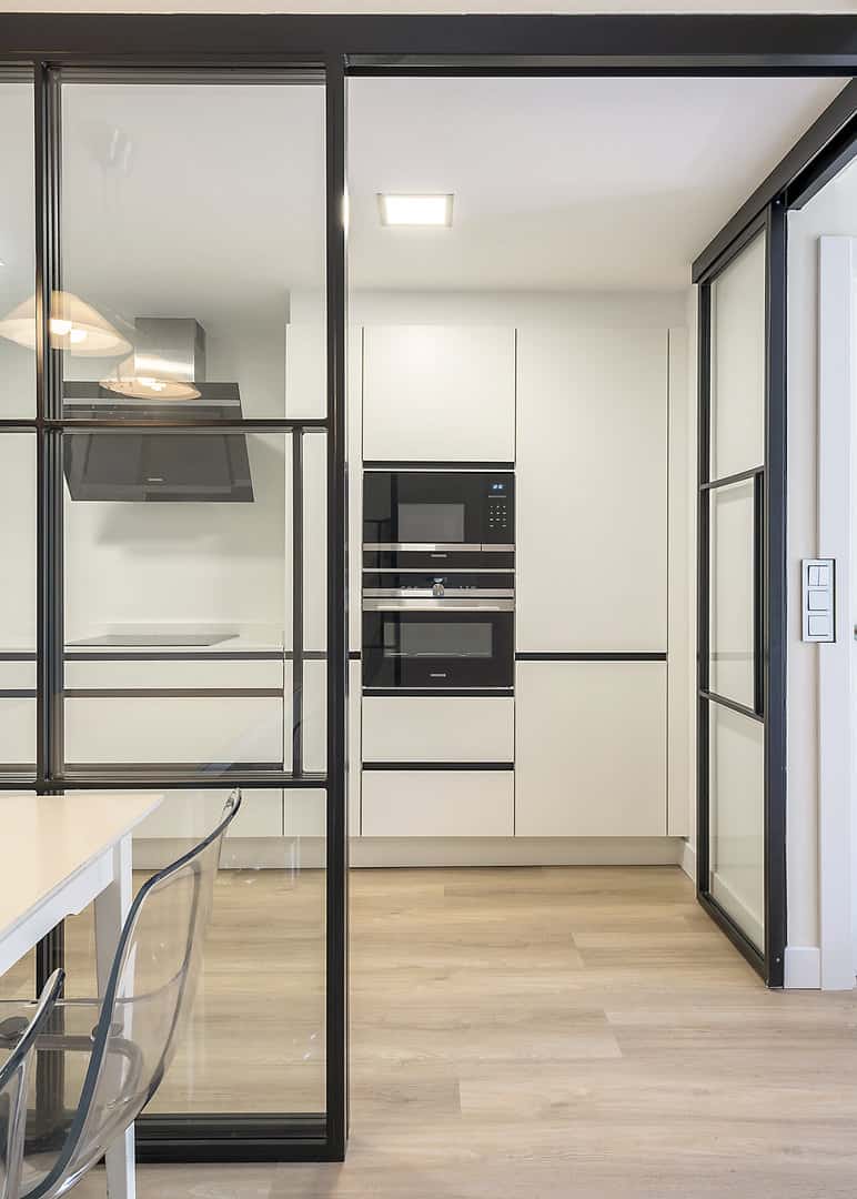 Cocina con tirador uñero negro y cerramiento - Imagen 10