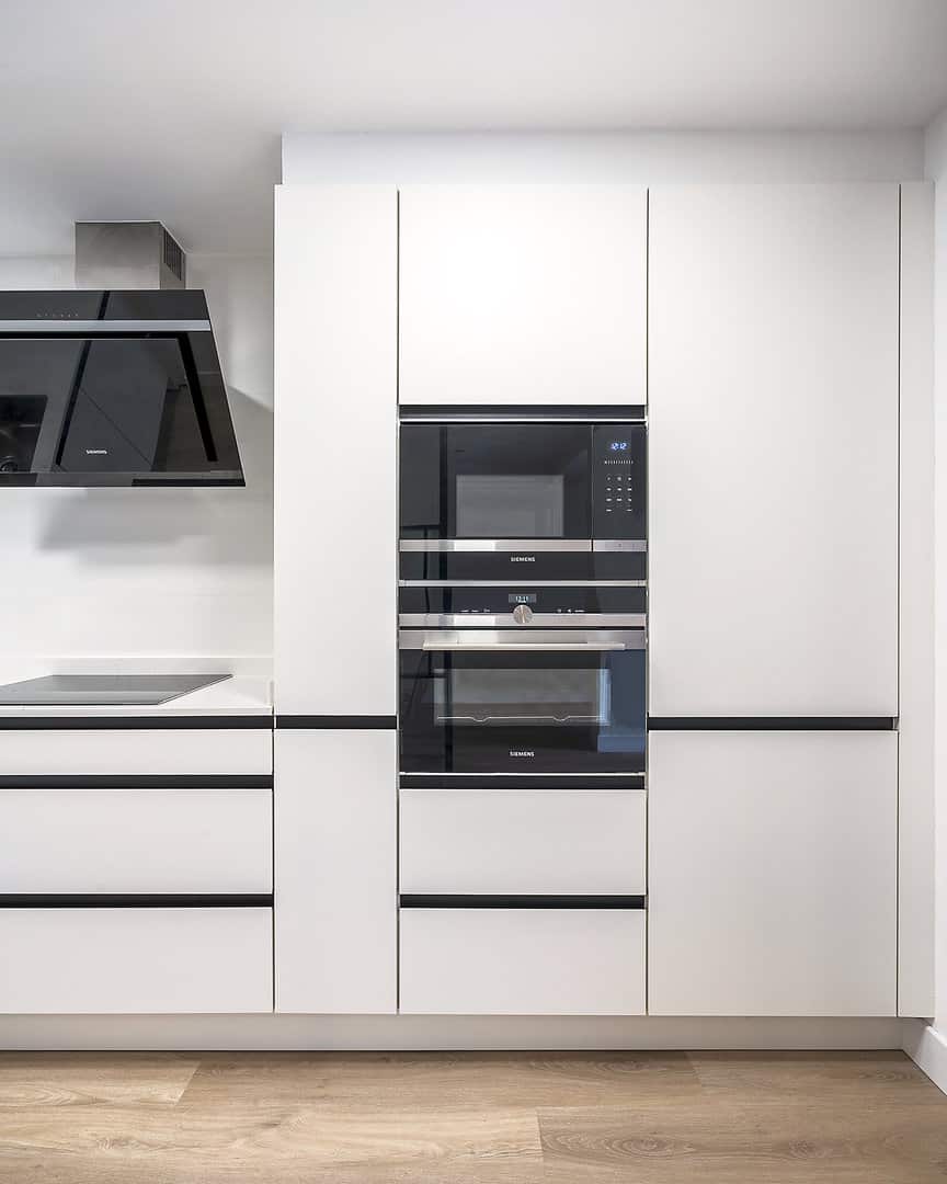 Cocina con tirador uñero negro y cerramiento - Imagen 11