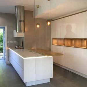 cocina en madera y blanco